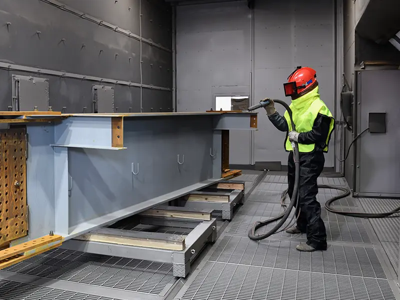 ブラスト加工作業の様子