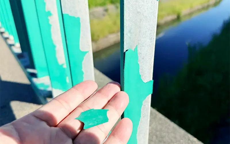 橋の塗装が剥がれる様子