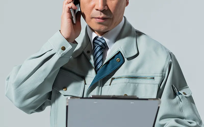 電話で問い合わせをする男性