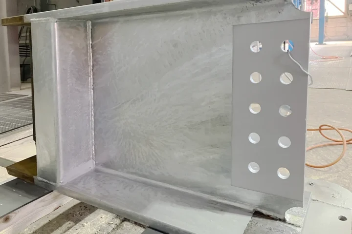 【H350×175mm／0.3t】メッキ加工後の建築鉄骨へのブラスト